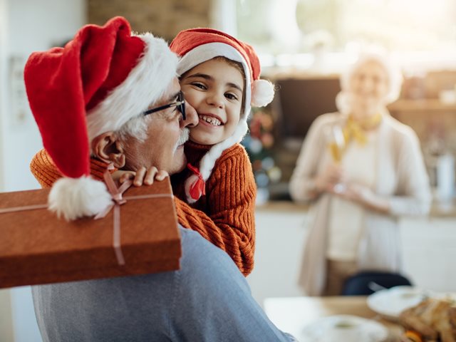 Παππούδες και γιαγιάδες: Πώς κρατάμε την ισορροπία στις γιορτές;