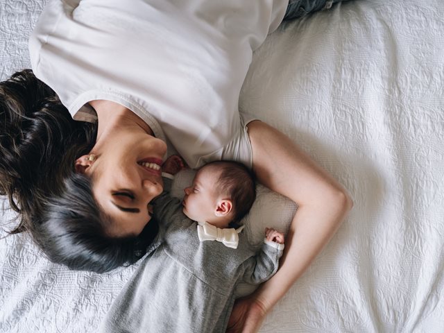 10 ρεαλιστικές συνήθειες που προστατεύουν την ψυχική σου υγεία μετά τον τοκετό