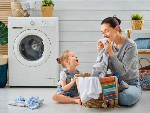 Πουλόβερ, πιτζάμες, μπουφάν: Πόσο συχνά πρέπει να πλένεις κάθε ρούχο (πραγματικά)