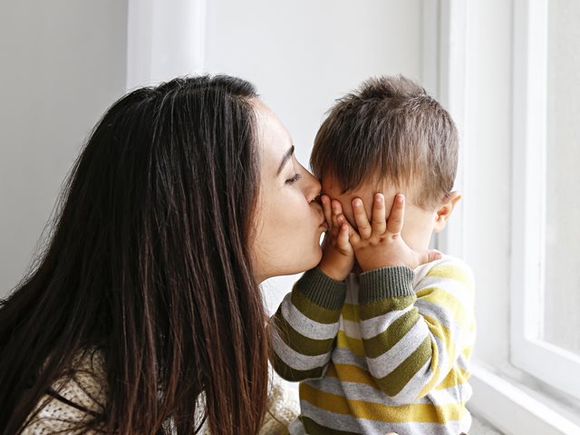 5 μαμαδίστικες φράσεις που δεν βοηθούν τα παιδιά να ηρεμήσουν όταν είναι θυμωμένα