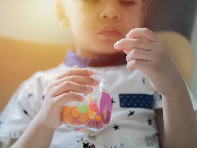 Ηράκλειο: Συνελήφθη 29χρονη μητέρα που φέρεται να τάισε τα παιδιά της σκευάσματα με κάνναβη