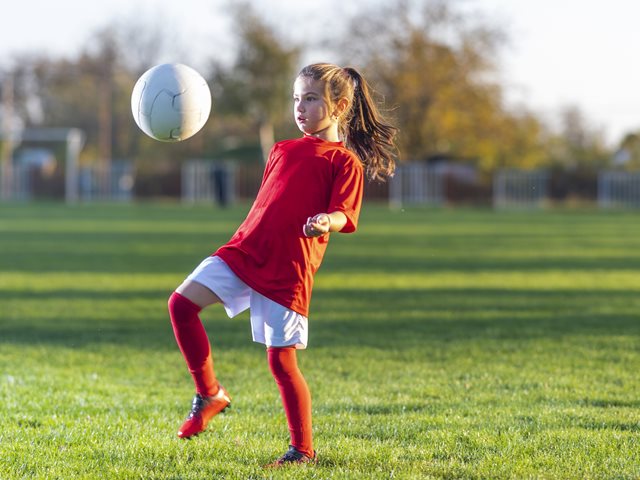 Γιατί είναι καλό να ασχοληθεί η κόρη σου με το ποδόσφαιρο;