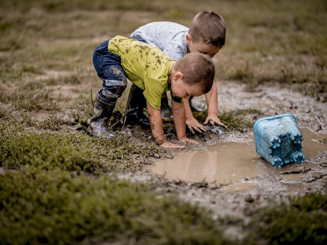 Μας θύμισε τι σημαίνει αληθινό παιχνίδι: Μια μαμά μας δείχνει τη βρώμικη τσάντα του παιδιού της