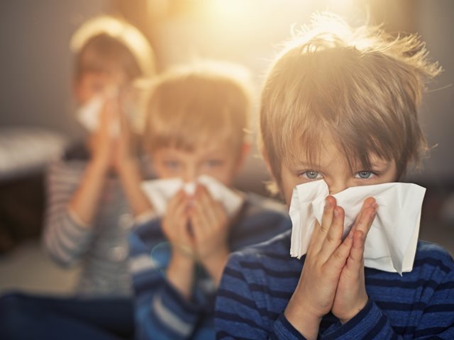 Πώς μεταδίδεται η νέα γρίπη; Τι έδειξε ένα πείραμα με άρρωστους και υγιείς ενήλικες