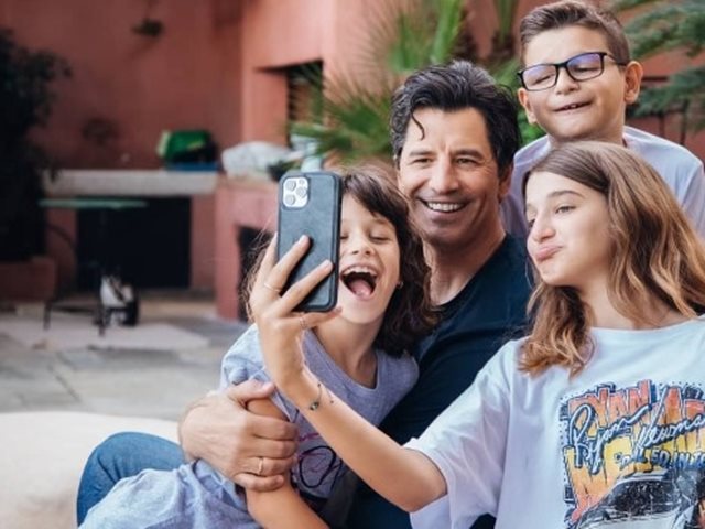 Αναστασία Ρουβά: Όταν ο μπαμπάς της, Σάκης Ρουβάς, την συνόδευσε σε παιδική παράσταση- Μια κούκλα με κοτσιδάκια!