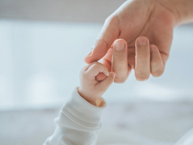 Mητρική αγκαλιά: Η επιστήμη πίσω από το χάδι της μαμάς που ηρεμεί το μωρό της