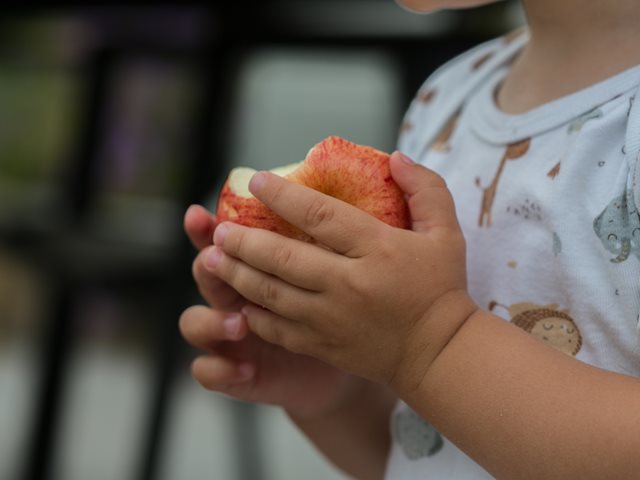 Ναυαγοσώστης στα Χανιά έσωσε μωρό που πνίγηκε ενώ έτρωγε φρούτο