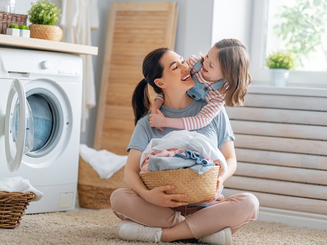 Λεκές από λάδι στα παιδικά ρούχα; Τα tips των μαμάδων για να μην μείνει για πάντα