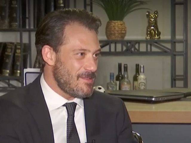 Αντίνοος Αλμπάνης: " Οι γονείς μας έκαναν άθελά τους λάθη, αλλά αυτά τα λάθη τα κουβαλάμε εμείς"