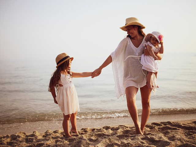 Οικογενειακές διακοπές με στιλ: 5 tips για να βάλεις μόνο τα απαραίτητα στη βαλίτσα σου και να είσαι κομψή