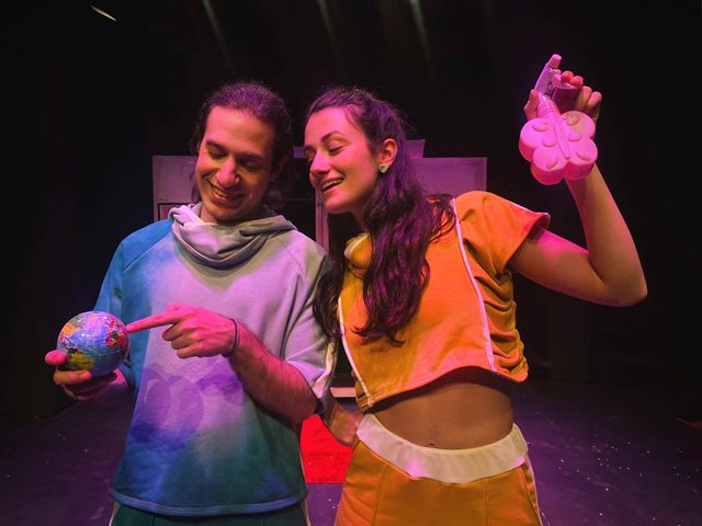 Mικροί και μεγάλοι αναρρωτιούνται "Τι είναι αυτό'' στη νέα παράσταση της Στέλλας Σερέφογλου!