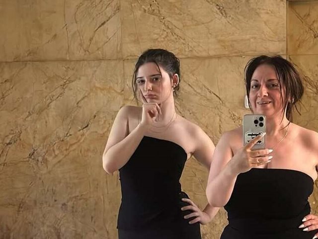 Η Σοφία Μουτίδου ποζάρει στο φακό της κόρης της στους δρόμους του Λονδίνου