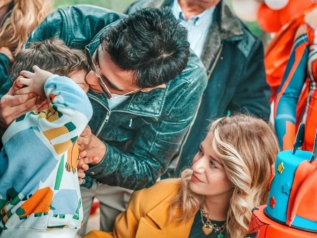 Η Τζένη Θεωνά διάλεξε το τέλειο δώρο για τους φίλους του γιου της, Αρίωνα