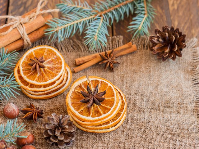 Τα Χριστούγεννα σε άρωμα: Κάνε το σπίτι σου να μοσχομυρίζει μελομακάρονο