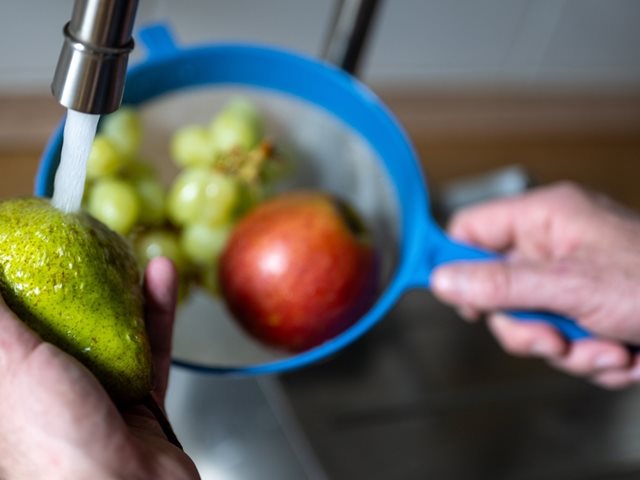 Aυτό είναι το φρούτο που μολύνεται περισσότερο από φυτοφάρμακα και πρέπει να πλένεις σχολαστικά