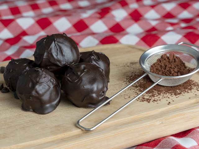 Σοκολατένιες μπαλίτσες σε 5 λεπτά- Χωρίς ψήσιμο ή έξτρα ζάχαρη!