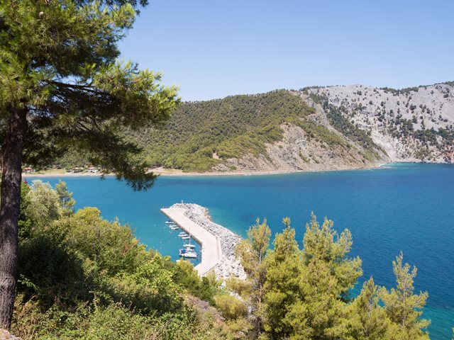 Αστυνομικός έσωσε με αυτοθυσία μια μαμά με τη μικρή της κόρη που παρέσυραν τα ρεύματα