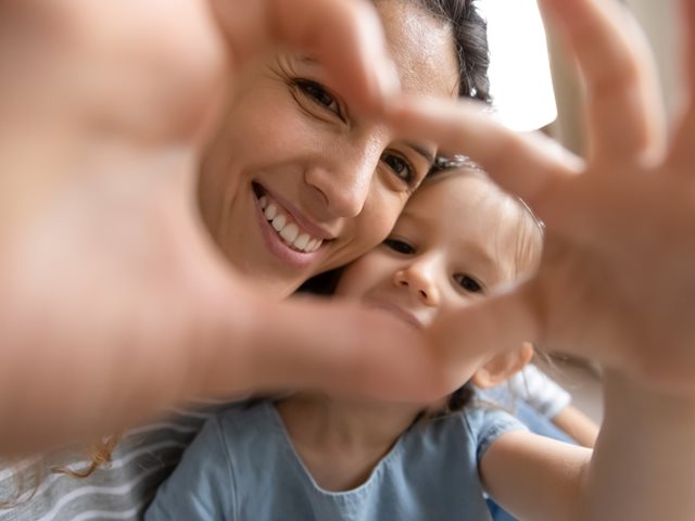 Βάλε μόνο έναν στόχο φέτος: Να μεγαλώσεις χαρούμενα παιδιά χωρίς να εγκαταλείψεις όσα αγαπάς