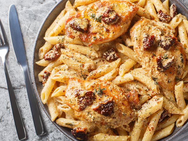 Μακαρόνια με κρεμώδη σάλτσα κοτόπουλου: Η εύκολη συνταγή για επίσημα γεύματα