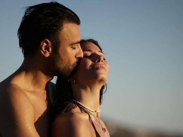 Ο Αντρέας Γεωργίου απαθανατίζει τη Σιμώνη Χριστοδούλου στις διακοπές τους, λίγο πριν υποδεχτούν το πρώτο του παιδί