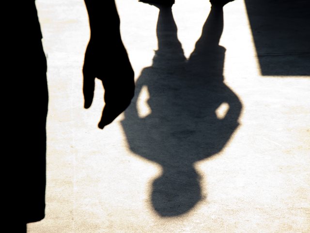 Δεν τον γνώριζε- 20χρονος στο Ίλιον ψέκασε 16χρονο με αντισηπτικό και του έβαλε φωτιά