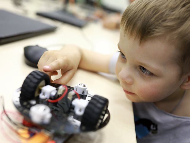 Ρομποτάκια στα νηπιαγωγεία: Πως οι μικροί μαθητές αναπτύσσουν δεξιότητες μέσω της Εκπαιδευτικής Ρομποτικής