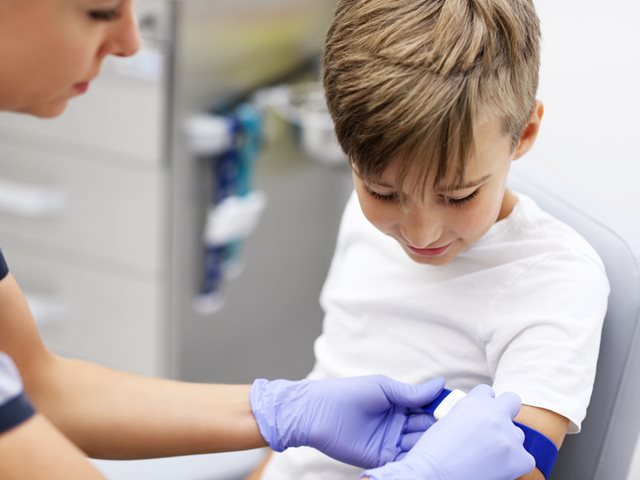 Ένα μικρό αγόρι με λευχαιμία έγινε viral για όσα είπε κλαίγοντας τη στιγμή που του έπαιρναν αίμα