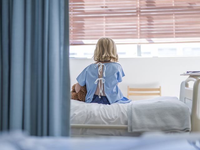 Στο νοσοκομείο δύο παιδιά με σημάδια από καύτρα τσιγάρου: Συνελήφθη η μητέρα τους