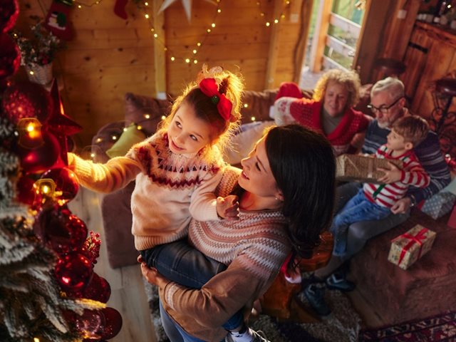 Αστόλιστο χριστουγεννιάτικο δέντρο! Εσύ θα τολμήσεις το νέο trend;