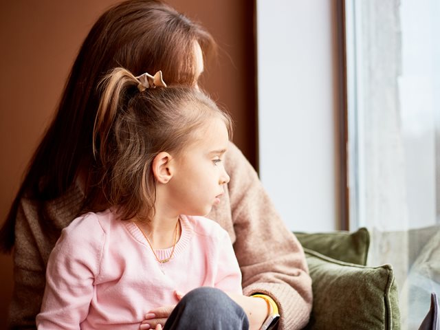 1 στις 3 νέες μαμάδες μεγαλώνει παιδί χωρίς τη δική της μαμά (και αυτό έχει ψυχολογικό κόστος)