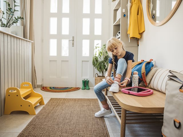 Τα παιδιά αφήνουν τα πάντα κάτω; Πώς θα φτιάξεις μια "έξυπνη" είσοδο στο σπίτι σου