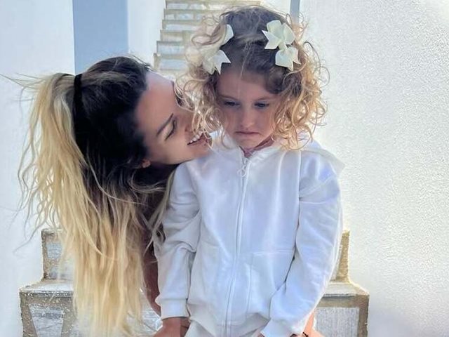 Ειρήνη-Αλεξάνδρα Κουσαθανά: Η κόρη της Σάσας Μπάστα και του Δηµήτρη Κουσαθανά έχει μεγαλώσει πολύ και μοιάζει στη μαμά της
