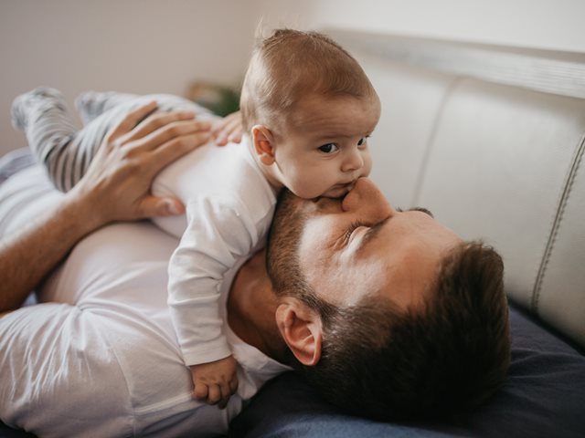 Μπαμπά, σε χρειαζόμαστε! Πώς μπορείς να βοηθήσεις τη νέα μαμά να κοιμηθεί καλά