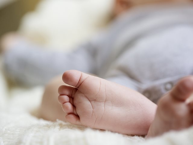 Αγνοούνται οι γονείς από την Θεσσαλονίκη που κλείδωσαν το μωρό τους στο μπαλκόνι – Υποψίες ότι έφυγαν από τη χώρα