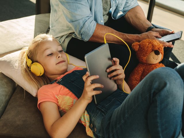 Πώς προστατεύουμε τα μάτια των παιδιών όταν χρησιμοποιούν οθόνες;