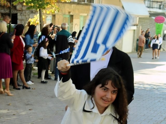 Η πρώτη παρέλαση της μικρής Αλεξίας μετά τον τραυματισμό της από αδέσποτη σφαίρα