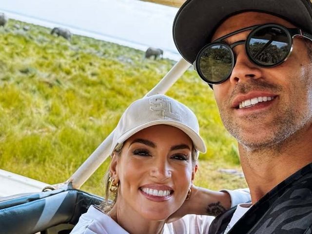 Η Αθηνά Οικονομάκου φωτογραφίζεται με τον Bruno Cerella και τη μικρή Σιέννα