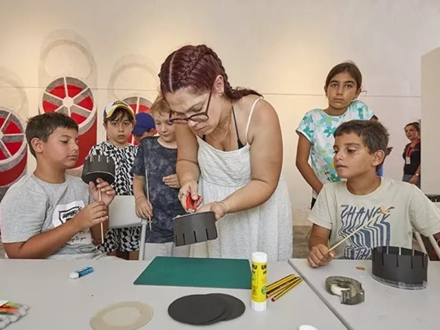 Στη Σαντορίνη μαθαίνουμε να κάνουμε σινεμά μαζί