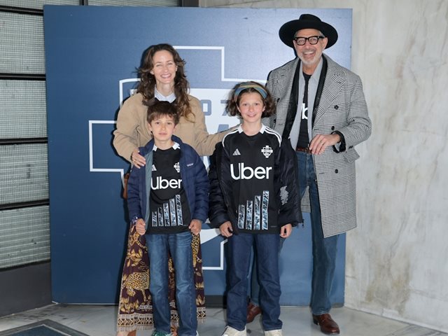 Ο Τζεφ Γκόλντμπλουμ σε σπάνια δημόσια εμφάνιση με τους δύο γιους του