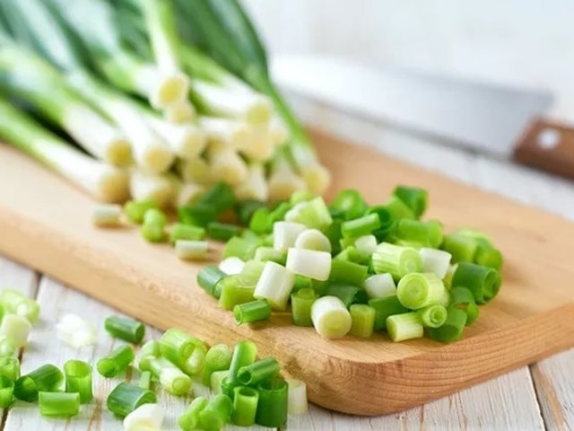 Το απλό trick για να διατηρείς τα φρέσκα κεμμυδάκια έως και 10 ημέρες