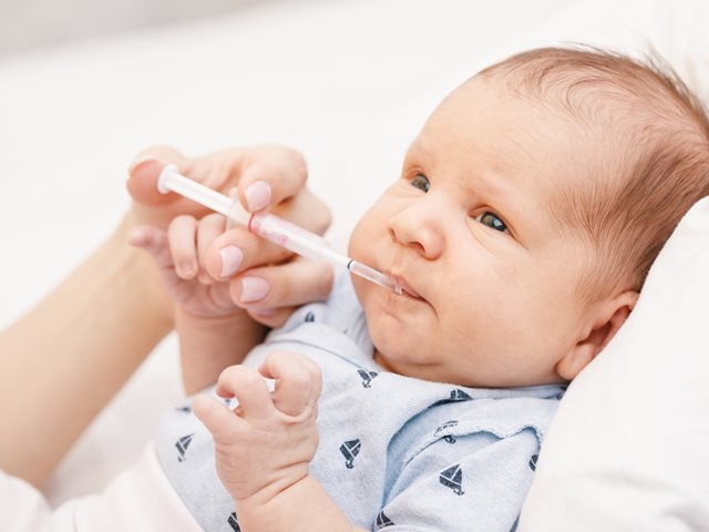 ΕΟΦ: Νέες οδηγίες για τη χορήγηση σιροπιού σε βρέφη – Τι πρέπει να ξέρουν οι γονείς