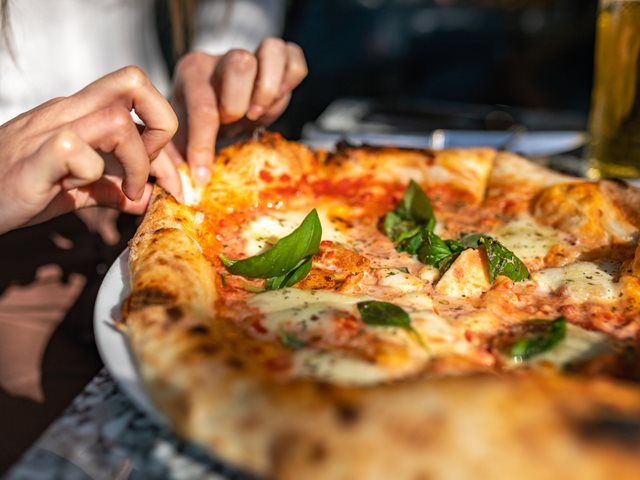 Ξέχασε ό,τι ξέρεις για την πίτσα - Ο Σταύρος Βαρθαλίτης έφτιαξε την πιο περίεργη (και τέλεια!) πίτσα της χρονιάς σε 10 λεπτά