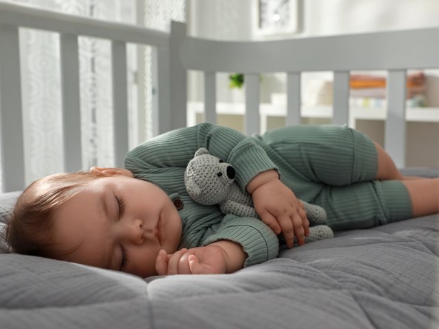 Πώς θα μάθει το μωρό να κοιμάται στην κούνια του;