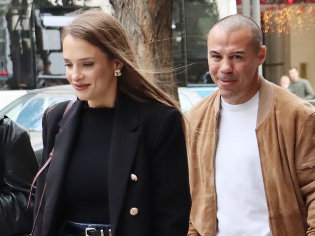 Ο Μιχάλης Ζαμπίδης σε σπάνια δημόσια εμφάνιση με τη σύζυγο και τις δίδυμες κόρες τους