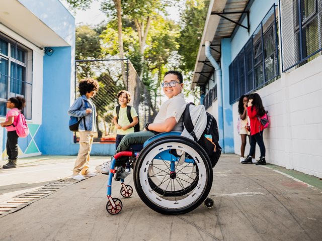 Διαμαρτυρίες γονέων: Xιλιάδες μαθητές με αναπηρία στερούνται το δικαίωμά τους σε ένα σύστημα συνεκπαίδευσης