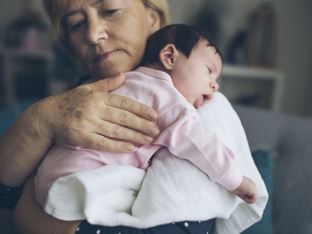 Νταντάδες της γειτονιάς: Επεκτείνεται το πρόγραμμα σε όλους τους Δήμους με μισθό στις γιαγιάδες 500 ευρώ