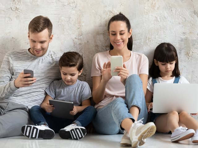 Σύγχρονες γονεϊκές συνήθειες που χωρίζουν τους γονείς σε στρατόπεδα