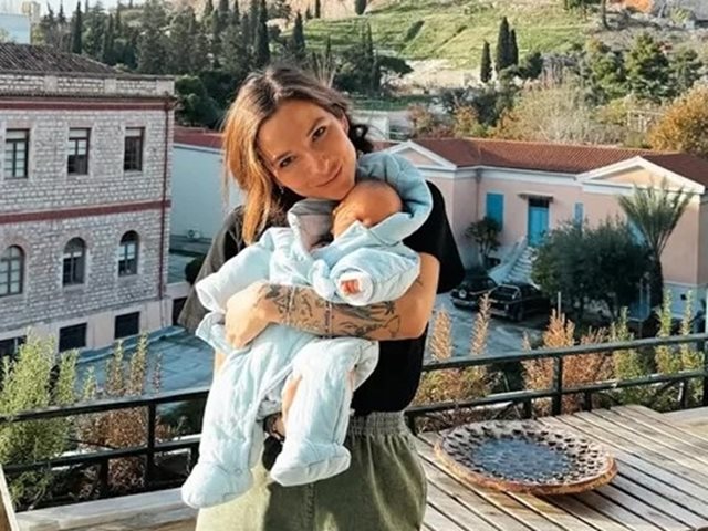 Εριέττα Κούρκουλου Λάτση: Η ανάρτησή της για τον θηλασμό που εμπνέει τις μαμάδες να θηλάζουν και μετά την εισαγωγή στις στερεές τροφές