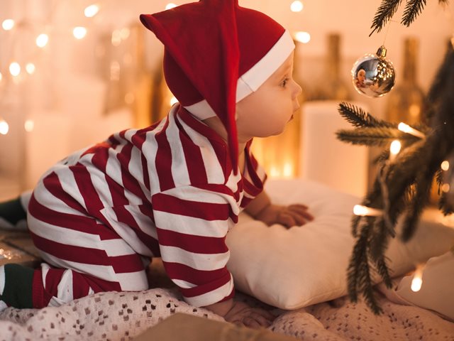 Christmas baby: Πώς να διαχειριστείς τις πολλές αγκαλιές στο μωρό από συγγενείς και φίλους