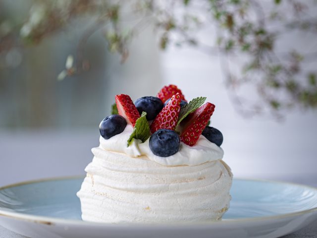 Ατομικές πάβλοβες με φρούτα δάσους- Πώς να τις πετύχεις από την πρώτη φορά